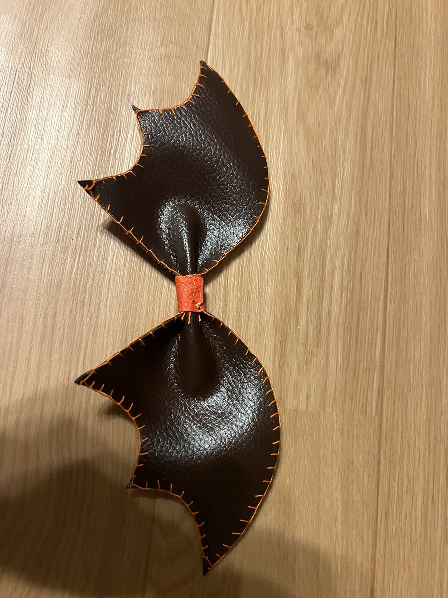 issa_ichi's tweet photo. ヘアゴムかバレッタを作成中
ダイソーさんで昔買ったレザーハギレ
小さくてペラペラなので表と裏色違いで貼り合わせた
表は紺にします https://t.co/QlLLjvqi9X