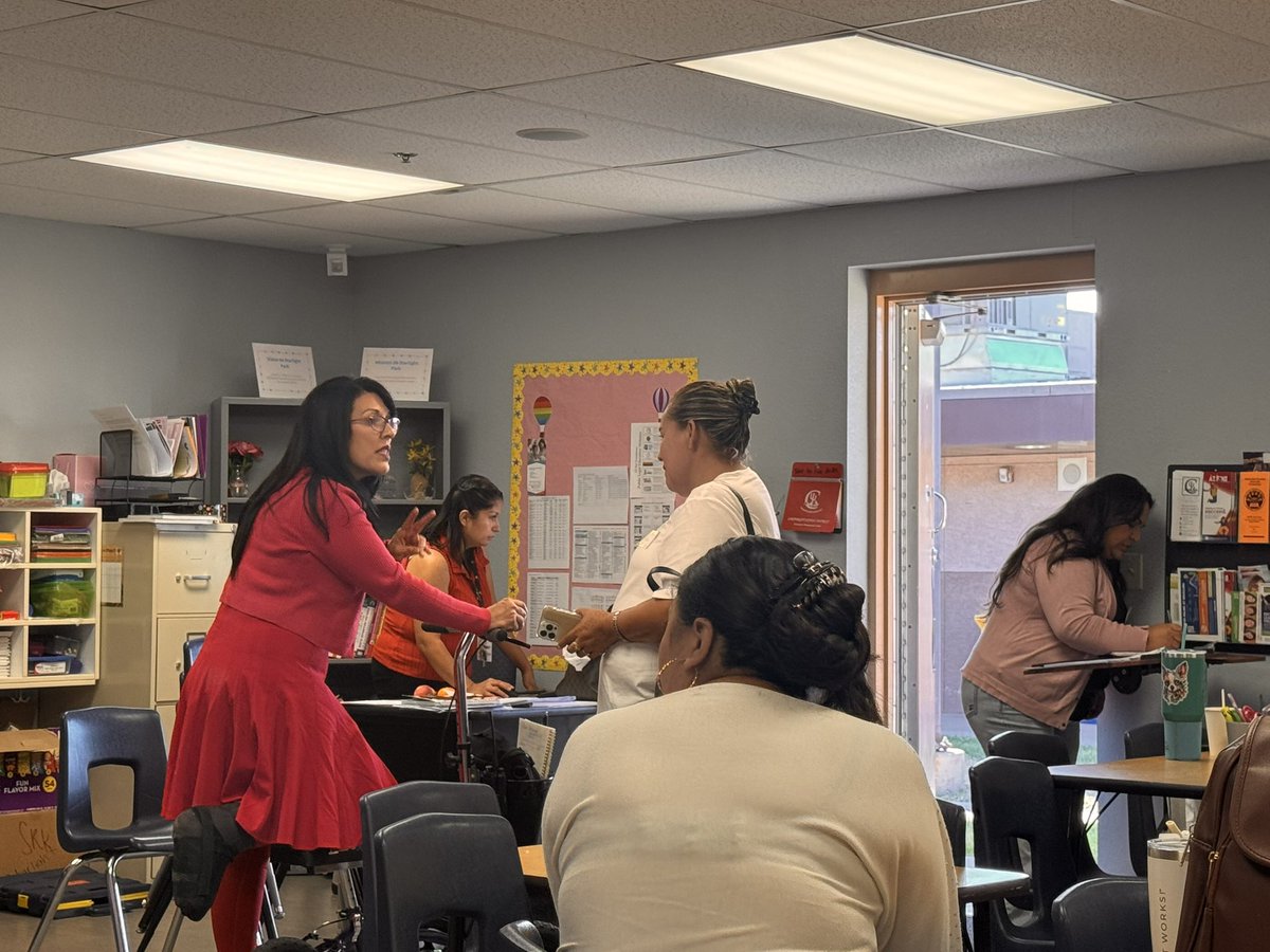 ExecDirCSD83's tweet photo. Principal Susana Huntley from Starlight Park greets families at the Coffee Talk and introduces an outstanding guest speaker, bringing drug awareness to parents. The parents were so thankful for the information!! https://t.co/RaY71NjTNX