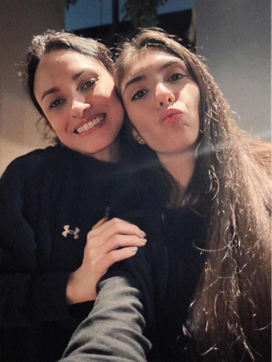 Ontem recebi uma visita surpresa no meu trabalho. E como eu estava precisando desse abraço! Te amo tanto amiga 🥹 <a href="/benzincuscuz/">mandy</a>