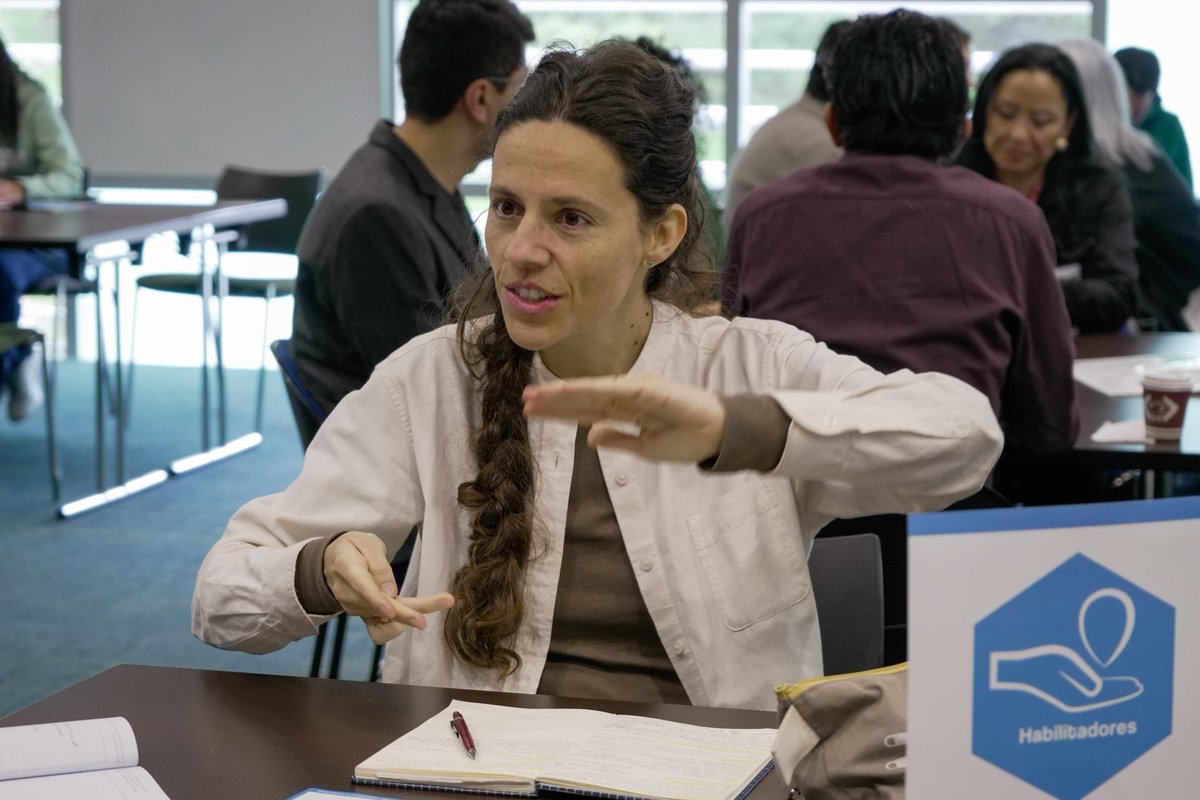 AteneaBogota's tweet photo. "Los componentes de un ecosistema de innovación local son cuatro:
1️⃣Tener un propósito
2️⃣Actores clave: existen diferentes organizaciones o actores que participan y tienen diferentes roles como crear, convocar o proponer ideas.
3️⃣Los recursos: ambiente natural, capital humano, económico.
4️⃣Un ambiente propicio: contexto del sistema de mercado, entre otros.": Tania Serrano, Senior Research de GED en taller Construcción y desarrollo de Ecosistemas Económicos de Ciencia, Tecnología e Innovación de Bogotá.": @tansermx, coautora de modelo TE-SER e instructora de GED