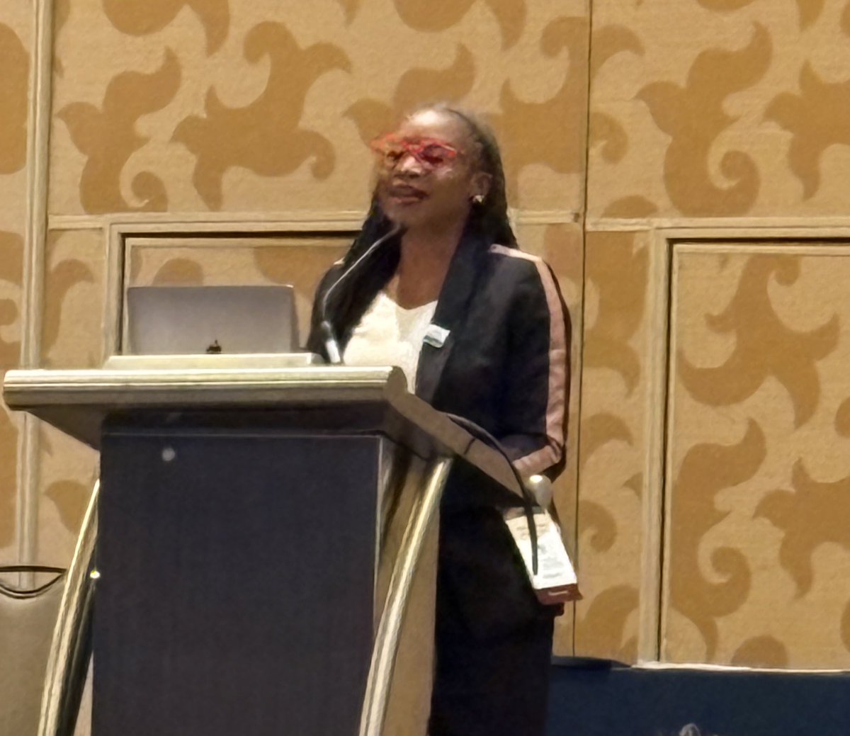 @Lola_UIC dropping knowledge like 💣💣💣🙏 <a href="/aichewic/">AIChE WIC</a> breakfast keynote lecture #AIChE2024 #AIChEAnnual