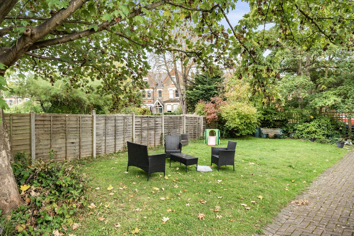 A beautifully renovated Victorian conversion😍

📍Sydenham SE26
🏡3 bedrooms
🛀2 bathrooms
🅿Secure gated parking
🌳Shared garden
💷£650,000

See the full listing:bit.ly/3Uuagml

#kfhproperty #sydenham #SE26 #Victorian #conversion #roofterrace #propertyforsale #rightmove