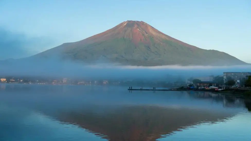The world is losing its reflective shield, one snowcap at a time. Mount #Fuji remains snowless, marking the latest in the year it's been bare in over 130 years of records. The implications - with less sunlight reflected, #global warming will only accelerate. #Climate #Japan