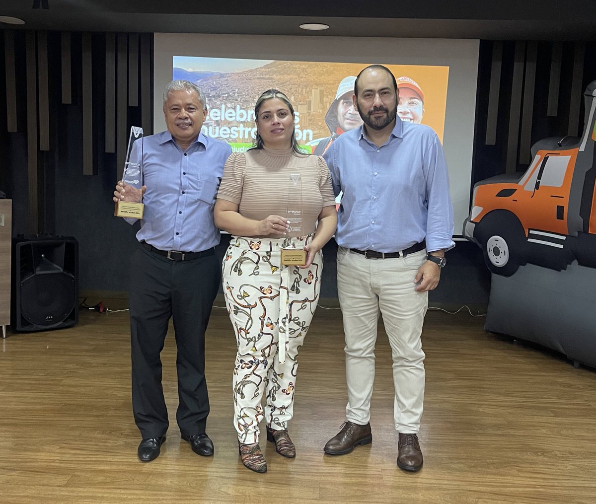 Emvarias's tweet photo. Nuestro gerente @tavocasta reconoció la bella labor de @FuntraevMed por sus 13 años como aliado institucional, y  de la @FundacionUdeA, en sus 10 años como aliado del Programa de Gestión del Aseo Medellín.

Celebramos la unión y el placer de llevar juntos bienestar a más de 2.000 familias de los trabajadores y, con su impecable labor, a toda Medellín. ¡Gracias por tanto! ✍🏾🧡💚♻️