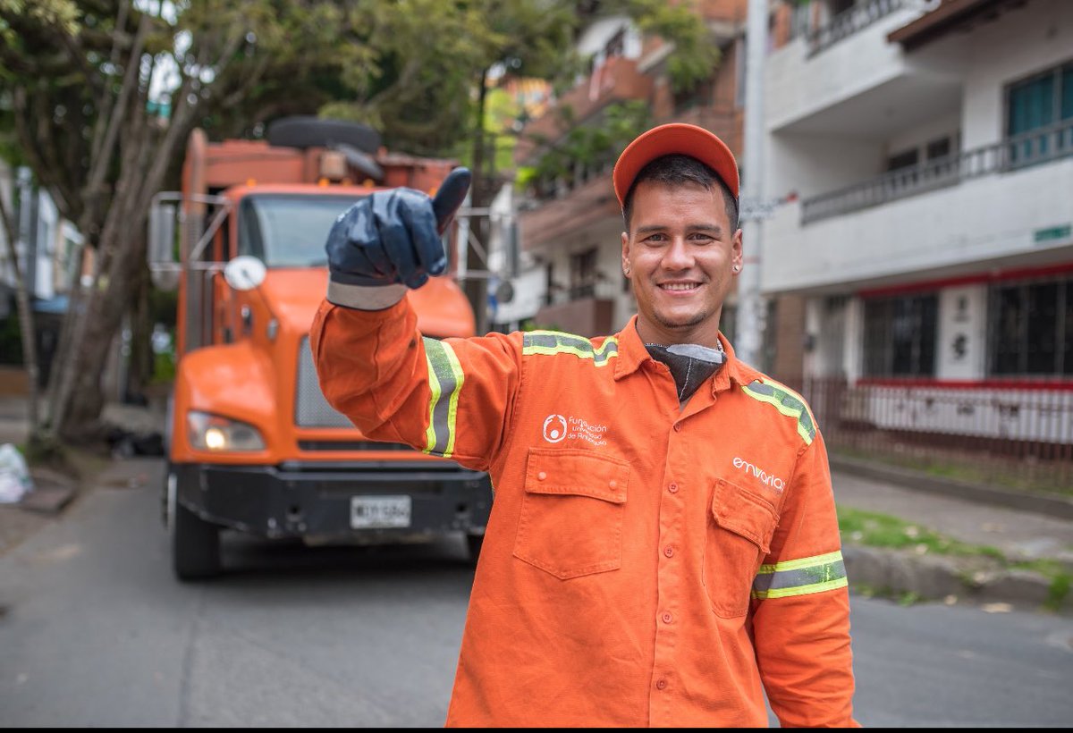Emvarias's tweet photo. Nuestro gerente @tavocasta reconoció la bella labor de @FuntraevMed por sus 13 años como aliado institucional, y  de la @FundacionUdeA, en sus 10 años como aliado del Programa de Gestión del Aseo Medellín.

Celebramos la unión y el placer de llevar juntos bienestar a más de 2.000 familias de los trabajadores y, con su impecable labor, a toda Medellín. ¡Gracias por tanto! ✍🏾🧡💚♻️