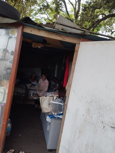 thetoitoi's tweet photo. 🇫🇷🇺🇦

Olena, mère ukrainienne de 36 ans, vit pratiquement dans la rue depuis 8 mois avec ses enfants de 7 et 16 ans.

La famille habite dans un abri en container situé à côté d'un cimetière à Muret, en Haute-Garonne.

Il y a deux ans, ils ont fui Kharkiv, leur ville d'origine, alors sous de violents bombardements.

Pendant 18 mois, la famille a été logée par une association, mais elle a dû quitter cet hébergement suite à un "malentendu".

Leur dossier auprès de la mairie n'avance pas, merci l'administration française.

En raison de leurs conditions de vie précaires, ils ont contracté la gale il y a quelques mois.

Avec l'hiver qui approche, il est urgent qu'ils puissent accéder à un logement décent.

Si vous êtes en capacité d'aider cette famille, merci de contacter le 07 84 15 40 68.

@Muretmaville @PrefetOccitanie @UKRinFRA