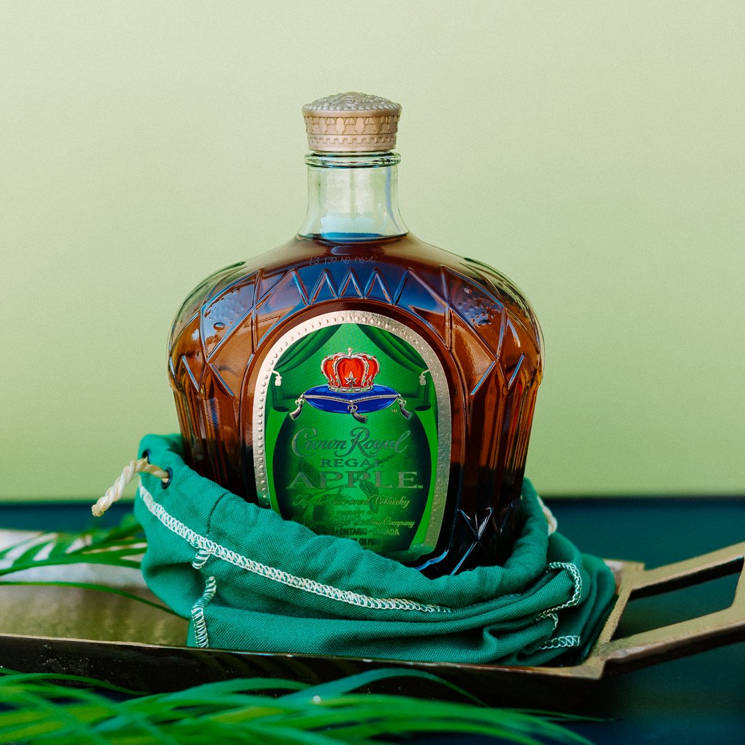 GACrown's tweet image. Hand-selected premium whisky from @crownroyal infused with Regal Gala Apple flavors. 🍎🍏 Perfect balance, crisp apple, and a hint of sweetness. Add to your favorite sparkling cider for a cheeky lil kick! 

#applewhisky #spikedcider #cheekykick #gala #orchardinyourmouth