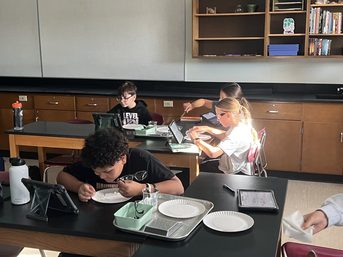 HAllisonSTEM's tweet photo. Students got to explore bath bombs yesterday in science! What a fun start to the week! 🫧 @MrWPopejoy https://t.co/kVFZ1Ar9vd