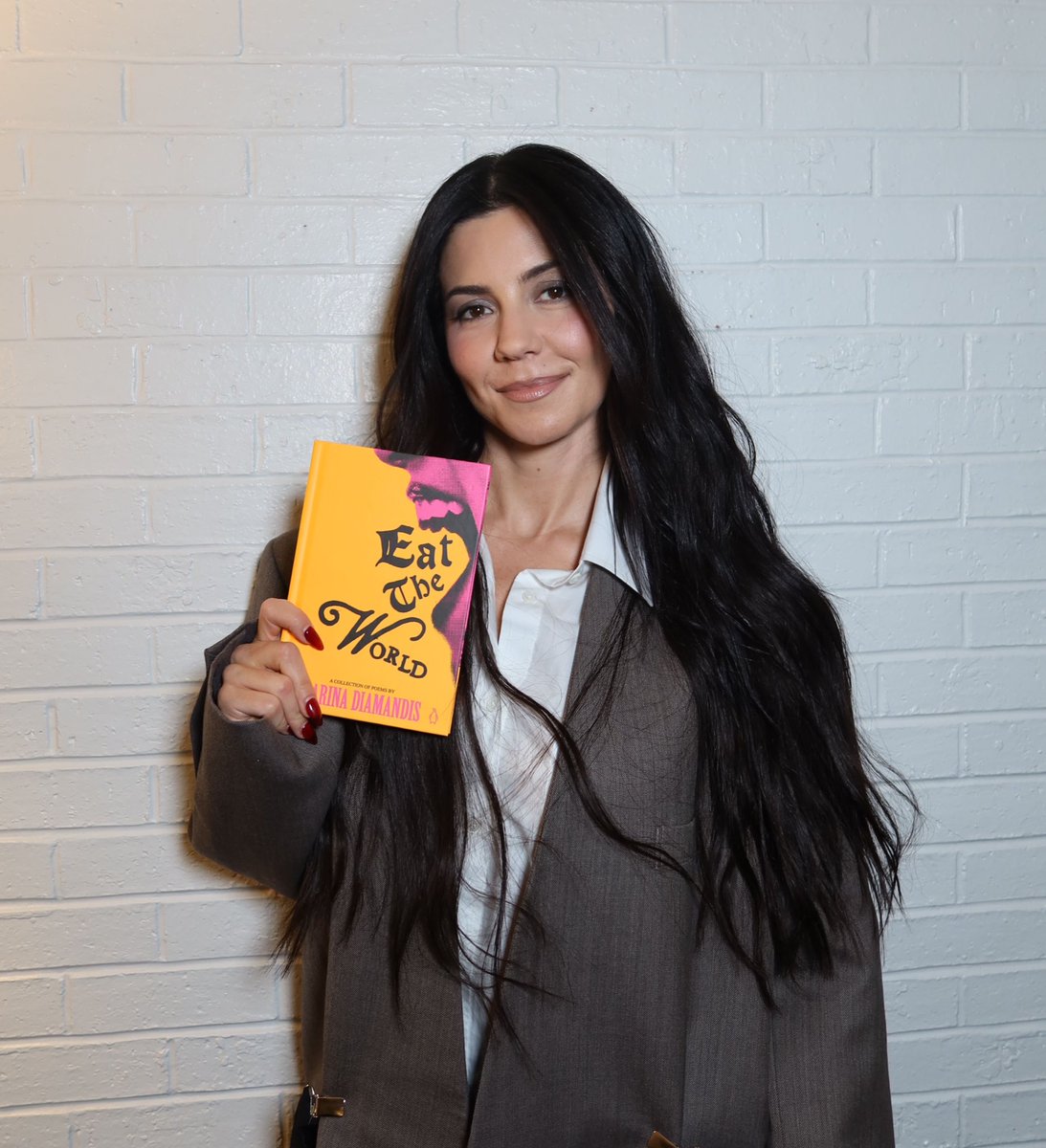 MarinaDiamandis's tweet photo. ‘EAT THE WORLD’
🩷💛 

She’s finally out. Not many words to say that haven’t already been said — except thank you. Enjoy this kiss goodbye to early adulthood and everything it entailed. https://t.co/YfbxQbuu5E