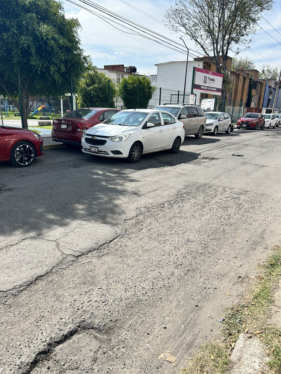zwarss's tweet photo. @dirtransitopue en el parque las hadas en calle Francia entre 26 y 30 poniente se estacionan en doble fila y nadie hace nada https://t.co/c2yRoiXHai