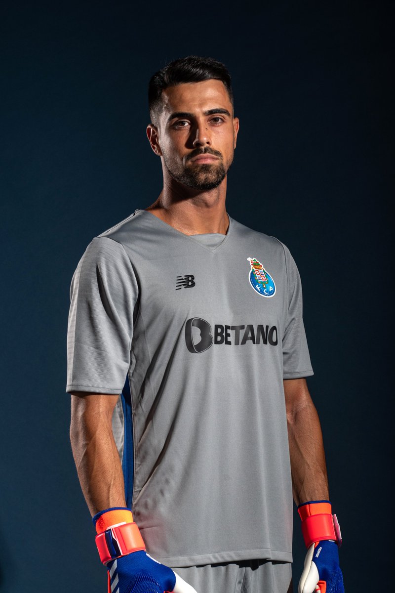 FCPorto's tweet photo. #MarcaPorto 🔵⚪ Diogo Costa foi eleito o oitavo melhor guarda-redes da época 2023/24 na cerimónia da France Football e UEFA 🧤 https://t.co/t4XlfNnj8f