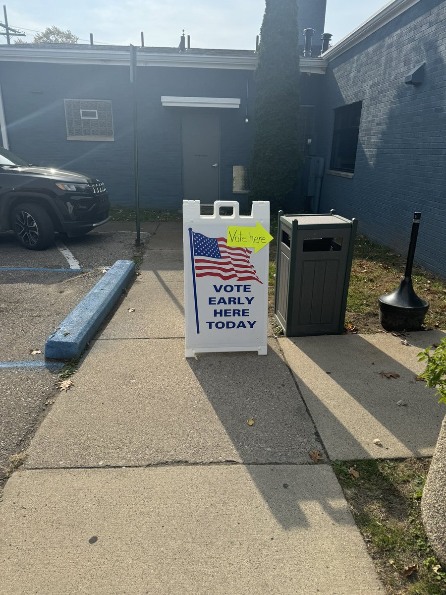 julia_rapaport's tweet photo. Lunchtime walk to vote ✅ 

Shout out to all to the amazing workers at the hazel park rec center for running a smooth voting experience. 7 days LFG https://t.co/5Rcs6n4rcf