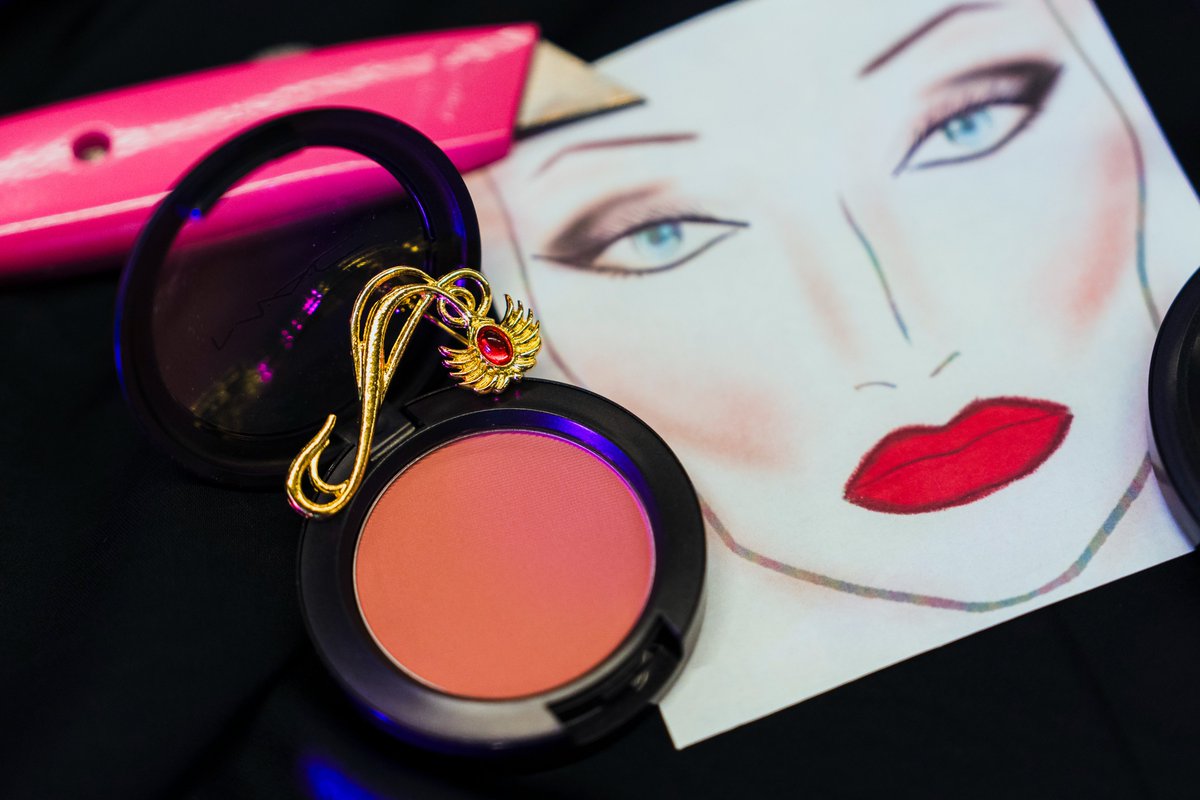 DeathBecomesBwy's tweet image. Helen Sharp’s secret weapon: “Harmony” Blush by MAC Cosmetics...among other things. #MACCosmetics #MACArtistRelations