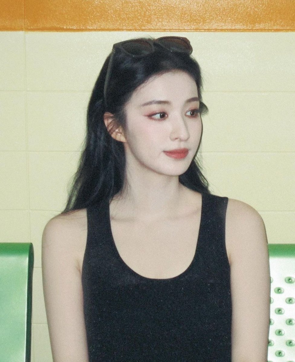 churanwg's tweet photo. ㅤ
站在门口，眼神里带着一丝忧郁和深思。黑色的长发随意散落，增添了一丝神秘的美感。这种气氛，让人心里感到平静、温柔。
ㅤ https://t.co/yz630FQaET