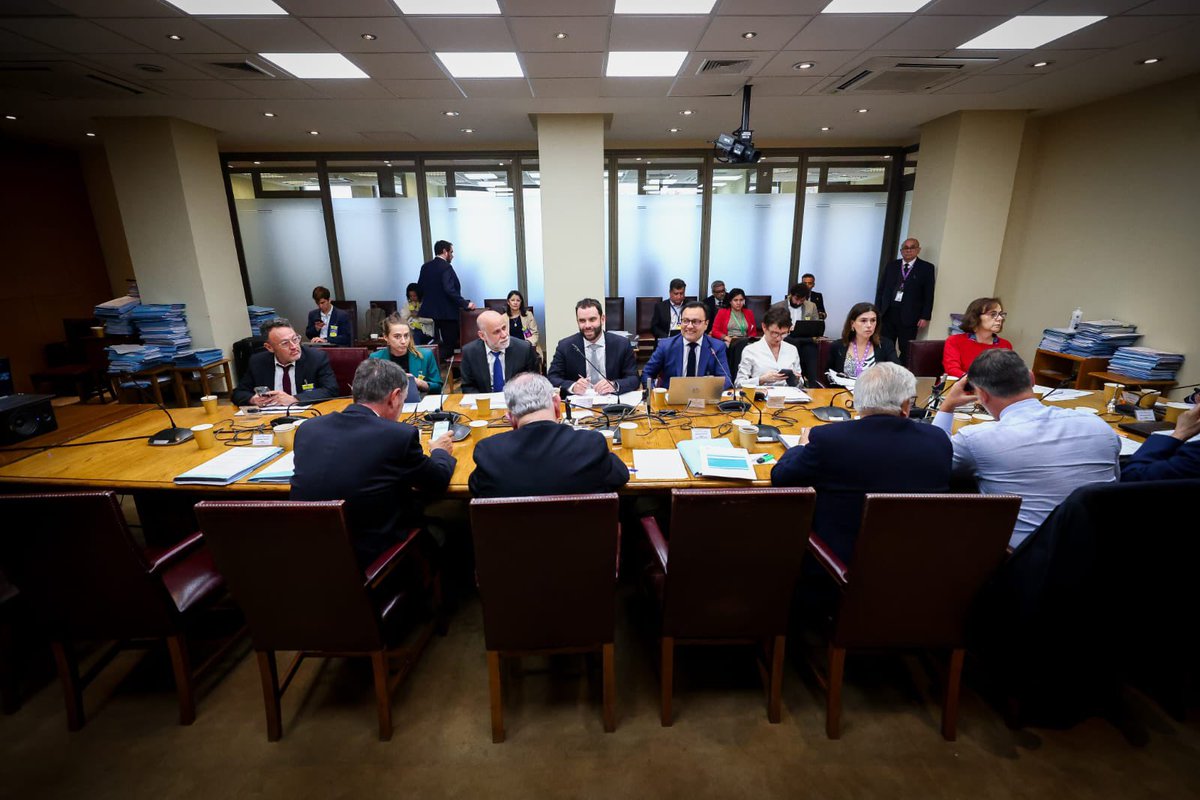 Segpres's tweet photo. Junto a la ministra del Interior, Carolina Tohá, y el subsecretario de Defensa, Ricardo Montero, el ministro Álvaro Elizalde expone ante la comisión de Seguridad y Defensa unidas del Senado sobre las indicaciones al proyecto de ley que establece normas sobre uso de la fuerza ✅. https://t.co/v04BrnmyXi