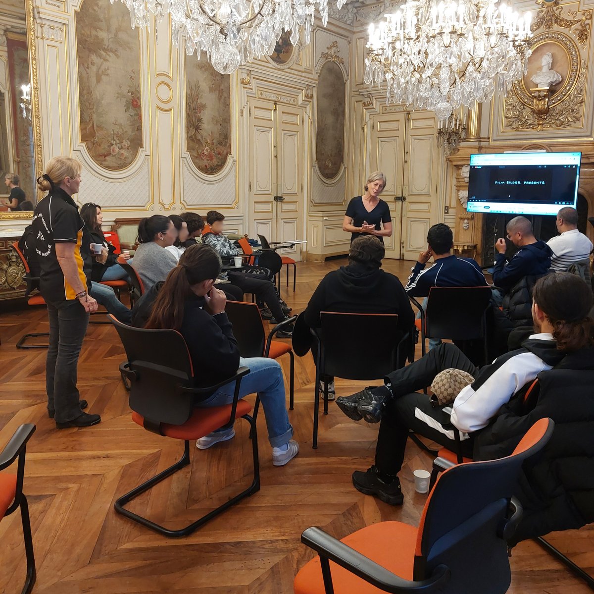 Prefet38's tweet photo. #StopAddictions | Sensibilisation aux différentes addictions (drogues et alcool) auprès des jeunes des MJC de #Grenoble.
A l'initiative du centre de loisirs jeunesse de la @PoliceNat38 une addictologue est intervenue à la Préfecture de l'#Isère pour échanger avec les jeunes sur leur proximité avec ces addictions.
👉 Cette action de prévention et de sensibilisation s'inscrit dans le cadre du Plan départemental d'actions de #SécuritéRoutière et du financement des politiques de prévention.