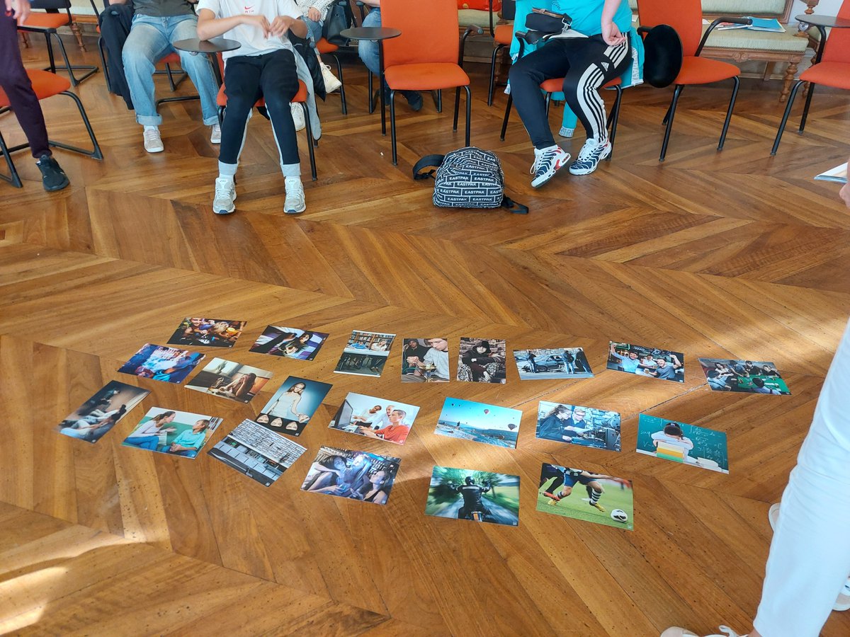 Prefet38's tweet photo. #StopAddictions | Sensibilisation aux différentes addictions (drogues et alcool) auprès des jeunes des MJC de #Grenoble.
A l'initiative du centre de loisirs jeunesse de la @PoliceNat38 une addictologue est intervenue à la Préfecture de l'#Isère pour échanger avec les jeunes sur leur proximité avec ces addictions.
👉 Cette action de prévention et de sensibilisation s'inscrit dans le cadre du Plan départemental d'actions de #SécuritéRoutière et du financement des politiques de prévention.