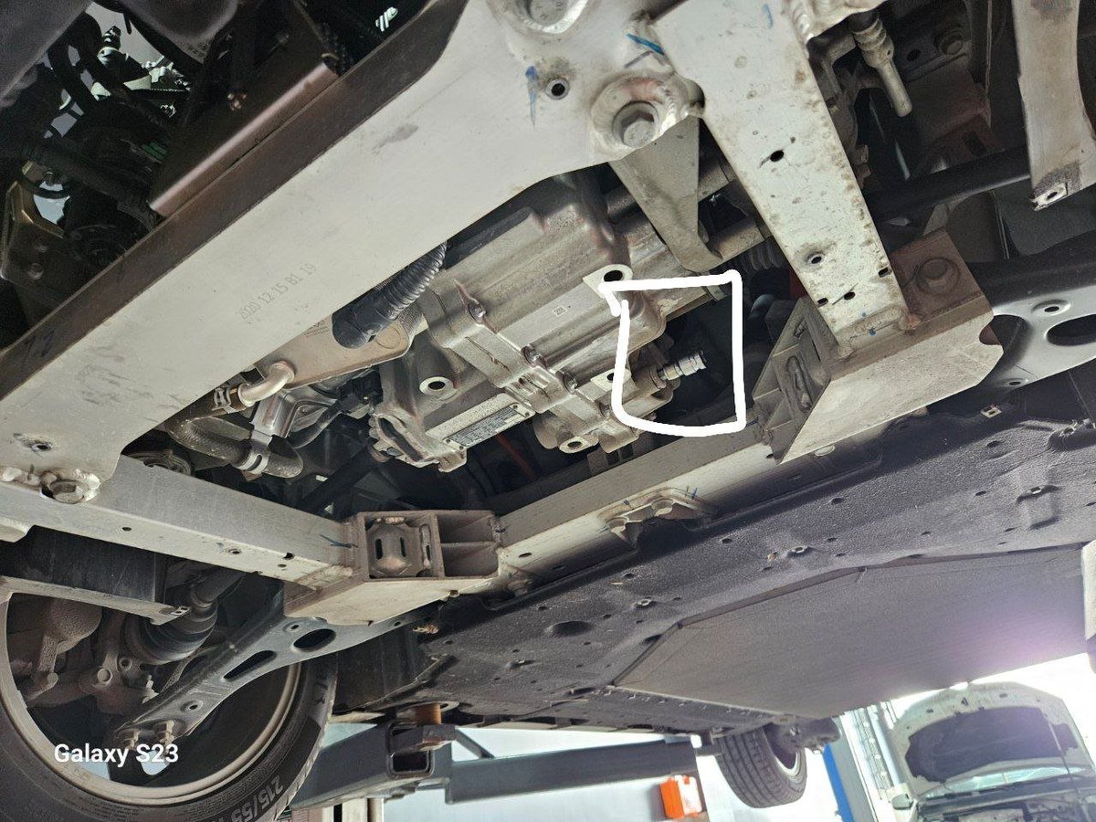 gorkesme's tweet photo. @sekizsilindir Elektrikli aracin reduktor dislisi (sanzimani) e-axle kim ne derse artik. Benim elektrikli aracimin 50bin km de bir duzenli olarak yagin degismesi gerekiyor atf yag konuyor https://t.co/c8rlE0mUKY