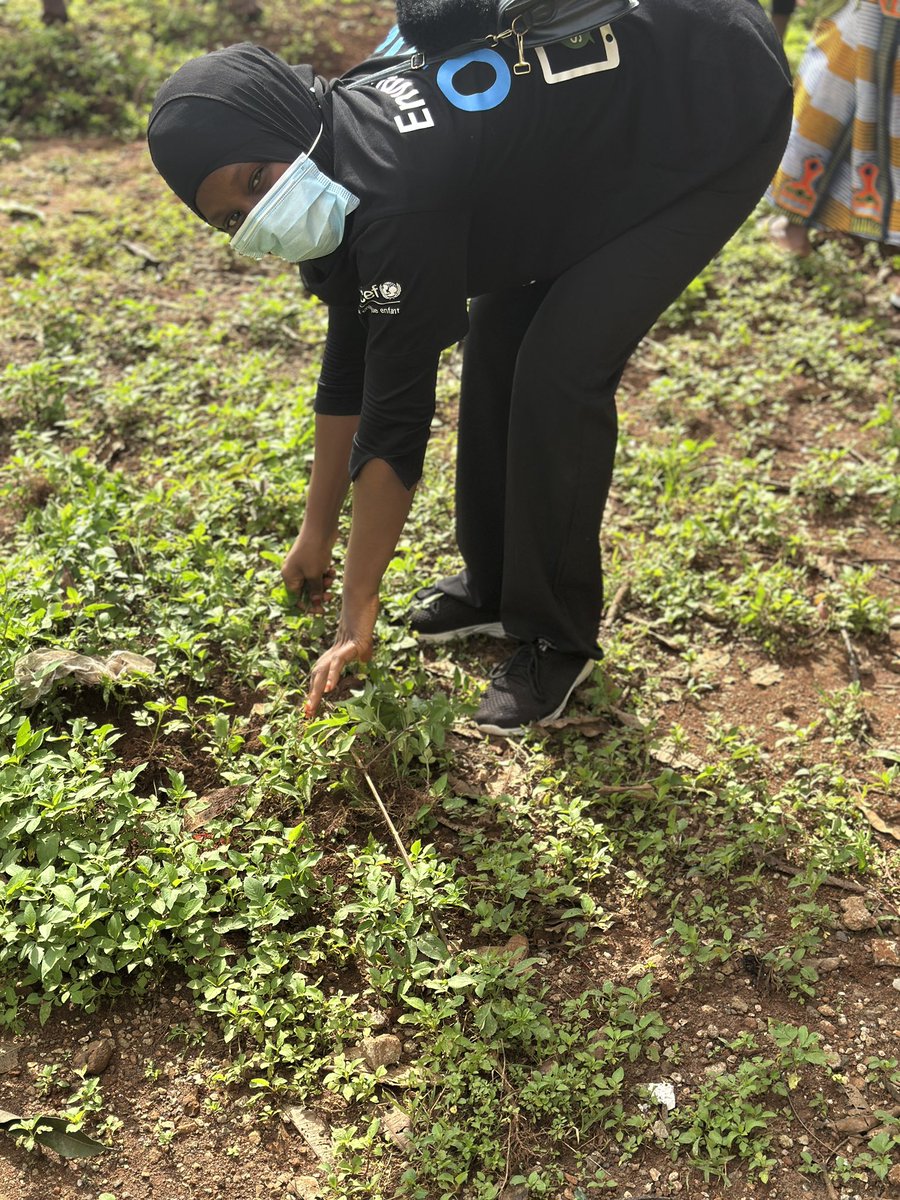 SyMariame6's tweet photo. Ce dimanche 27 Octobre, nous avons réalisé une activité communautaire, par nous bénéficiaire du P133 du programme EmergeLead en collaboration avec les bénéficiaires du programme La Guinée Yigui coordonné par Fodé Karamo KABA   , un assainissement des locaux du Collège Koloma. https://t.co/nILyaRPC3O