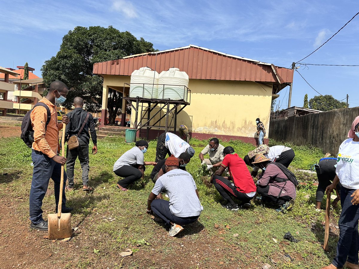 SyMariame6's tweet photo. Ce dimanche 27 Octobre, nous avons réalisé une activité communautaire, par nous bénéficiaire du P133 du programme EmergeLead en collaboration avec les bénéficiaires du programme La Guinée Yigui coordonné par Fodé Karamo KABA   , un assainissement des locaux du Collège Koloma. https://t.co/nILyaRPC3O
