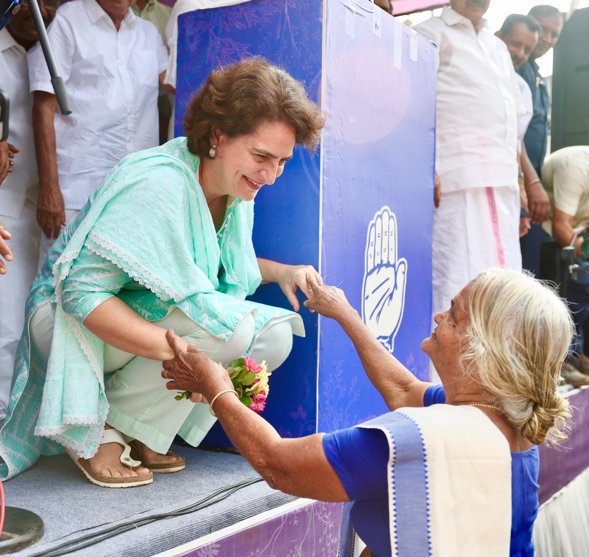 garrywalia_'s tweet photo. नेतागिरी के मामले में राहुल प्रियंका का पता नहीं पर इंसानियत और लोगो से प्यार के मामले में दोनों भाई बहन बहुत खूब है ❤️ https://t.co/jIAt8cKgq3
