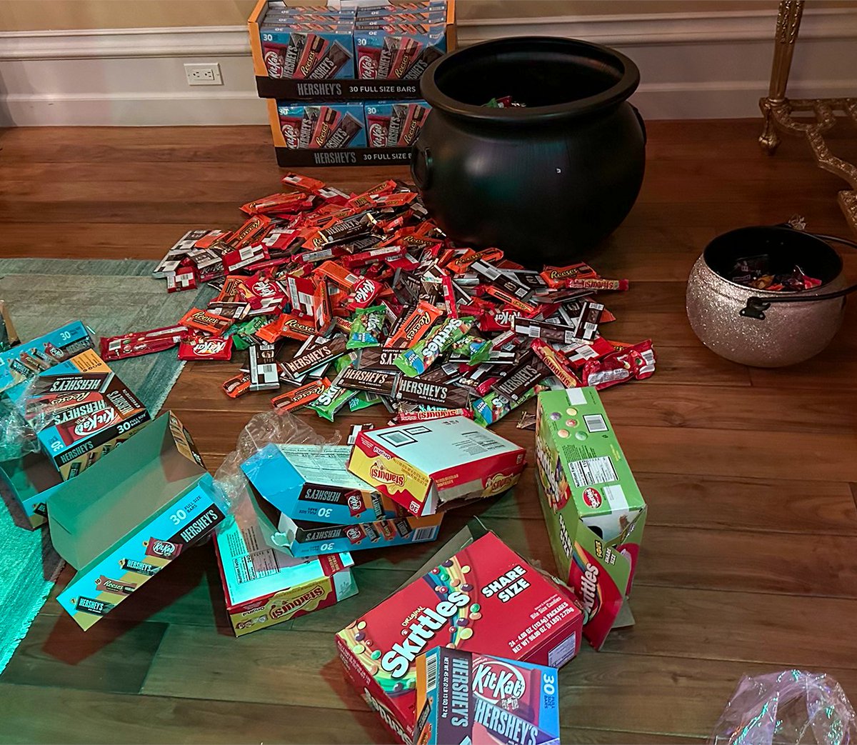 AdrienneMaloof's tweet photo. Oh the joys of trick-or-treaters 🥰 Which candy would YOU grab first? 👀 #HalloweenCountdown #TrickOrTreat #SpookySeason #CandyHaul #MaloofHalloween https://t.co/W3TSzBGdeB
