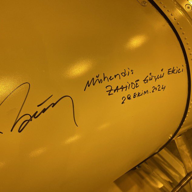 Teslim edilen ilk GÖKBEY helikopterine, projenin mühendisi şehit Zahide Güçlü Ekici'nin adı yazıldı.

#Macron #Binance #sonsuzakadar #zahidegüçlü #Gökbey #Aselsan #AskAMan #Cumhuriyetin101Yılı #Cumhuriyetimizin101Yılı