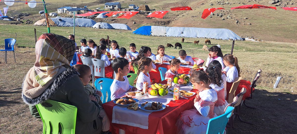 Geleceğin mimarları ile Cumhuriyet resepsiyonu 😊❤️🇹🇷
#Ağrı #tutak #Dağlıca köyü ilkokulu @AgriValilik <a href="/agrimem/">AĞRI MEM</a> <a href="/hasan_kokrek/">Hasan Kökrek</a> <a href="/ValiMustafaKoc/">Mustafa Koç</a> <a href="/tutakmem/">Tutak İlçe MEM</a> <a href="/tcmeb/">Millî Eğitim Bakanlığı</a> <a href="/Yusuf__Tekin/">Yusuf Tekin</a> <a href="/TUTAK_KYMKMLG04/">TUTAK KAYMAKAMLIĞI</a>