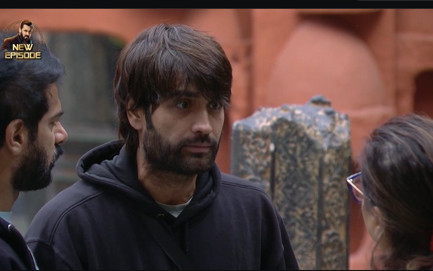 Ye bed aur blanket se upar kyu nhi uth paa rha h? Aisa bhi kya pyaar h isse use blanket se? Really Annoying! 

#BB18 • #BiggBoss18