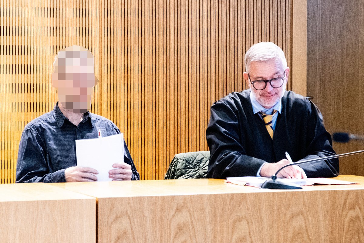 Der Grünen-Hasser, der im aufgeheizten bayerischen Landtagswahlkampf im September 2023 einen Betonstein auf das grüne Spitzenduo Katharina Schulze und Ludwig Hartmann warf – aber verfehlte, erhielt heute eine Bewährungsstrafe von einem Jahr und vier Monaten.🧵