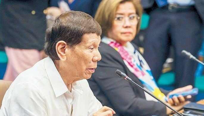 DLegionnaire's tweet photo. Mr. President,... lagi kayong tumitingin sa kanan—hindi kayo tumitingin sa kaliwa? Nagpapansinan ba kayo ni Senator De Lima?
— Senator Jinggoy Estrada

Wala naman maganda dyan [indicating his left]; dito lang [facing on his right].
— Former President Rodrigo Duterte https://t.co/971RyZUYWw