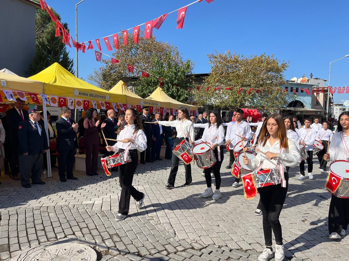 🇹🇷 Kaymakamımız Sayın Onur ALİMOĞLU Cumhuriyetimizin 101. yılı kutlama programına katıldı.  Tören; Kamu Kurumları, öğrencilerimiz ve halkımızın da katılımıyla Cumhuriyet Meydanında gerçekleşti.