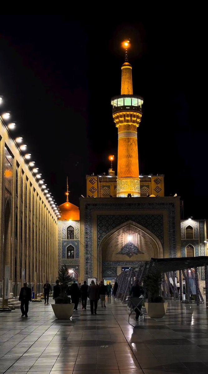 همه‌جا مَضربی از هشت و به تختِ اعداد 
آن که امروز نشسته است به مَسنَد، هشت است 
بین ما مردمِ ایران، نوَد و نُه درصد 
عددِ حاجتِمان پنج نباشد، هشت است
هشتم آبان ٨/٨ 
#يا_امام_رضا