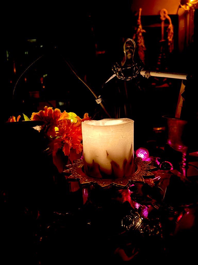 サンタムエルテ降臨祭まであと少し

雨の音に耳を傾けて
暗闇の中で蝋燭を灯し
あなたに祈ります
サンタムエルテの娘の声をあなたは聞き届けてくれました
私の親友を導いて下さい
暗闇の中で道を見失う事がないようにこの蝋燭の灯りを届けて下さい

黒衣の袖の内に私の親友を導いて下さい

'āmēn