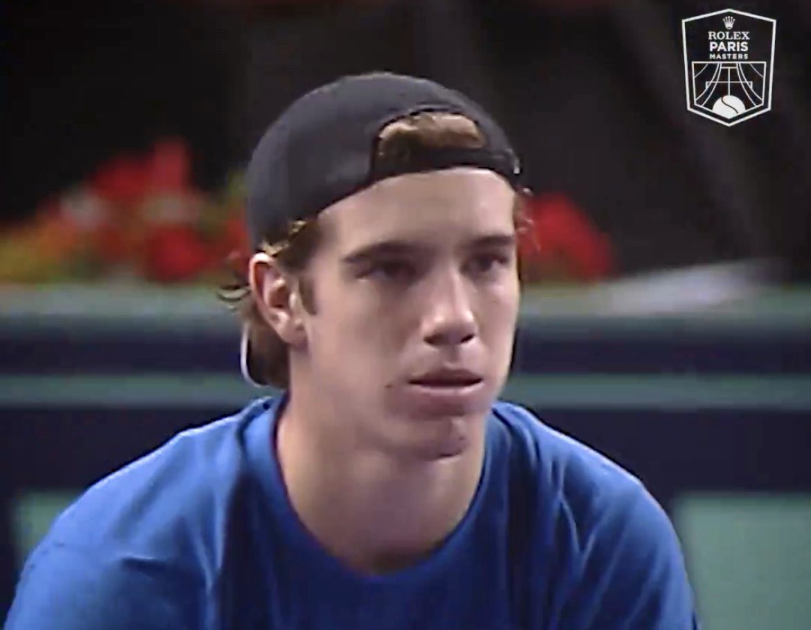 BenoitMaylin's tweet photo. 😢 Assis sur sa chaise à la fin de son match contre Bergs, Richard Gasquet a versé quelques larmes, en repensant certainement à ses 32 matchs joués à Bercy, dont le 1er en 2003.
Il avait alors 17 ans et s’inclinait contre Gaudio après avoir eu 6 balles de match.
L’amour du jeu. https://t.co/F5HZLjkoGQ
