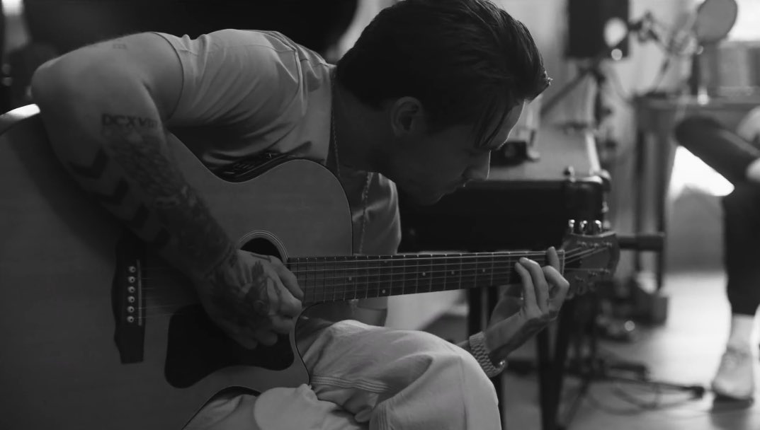 updatingljp's tweet photo. Throwback to Liam working on the album 🕊️ https://t.co/Uhf6Cwb3Kv