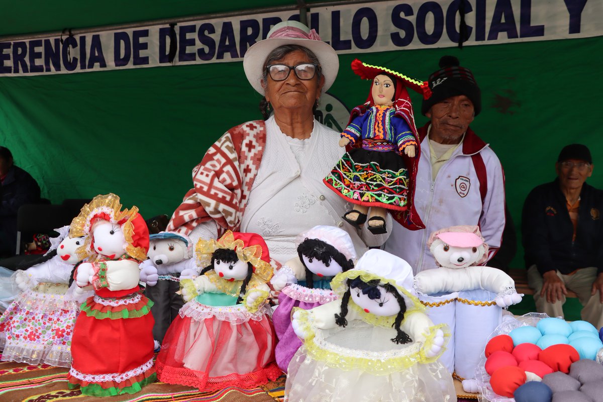 MunSanSebastian's tweet photo. La Gerencia de Desarrollo Social y Humano, a través de la Oficina del Centro Integral de Atención al Adulto Mayor (#CIAM), organizó la Feria Productiva del Adulto Mayor, donde los adultos mayores presentaron y vendieron sus productos elaborados en los #talleres de la MDSS. https://t.co/ScUdMbteNb
