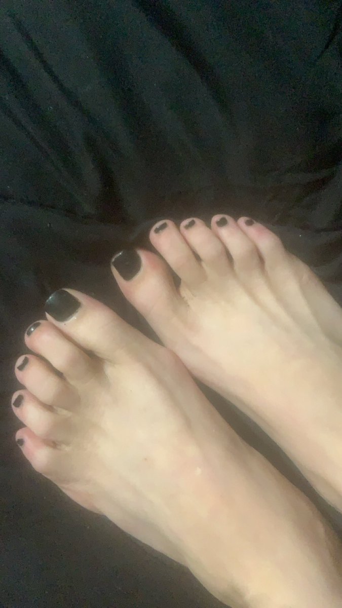 LunaBelladonna2's tweet photo. Here’s a little toe tease for you losers 🤭🖕 https://t.co/etpJqMqvsr