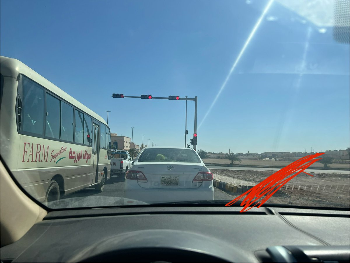 السلام عليكم نتمنى من امانه عرعر والمرور النظر في حي المنصورية تقاطع اشاره شارع خديجه مع شارع القدس وعمل لفه قبل الاشاره لتفادي الزحمه عند الاشاره وهناك فضاء لعمل ذلك واكم الشكررر