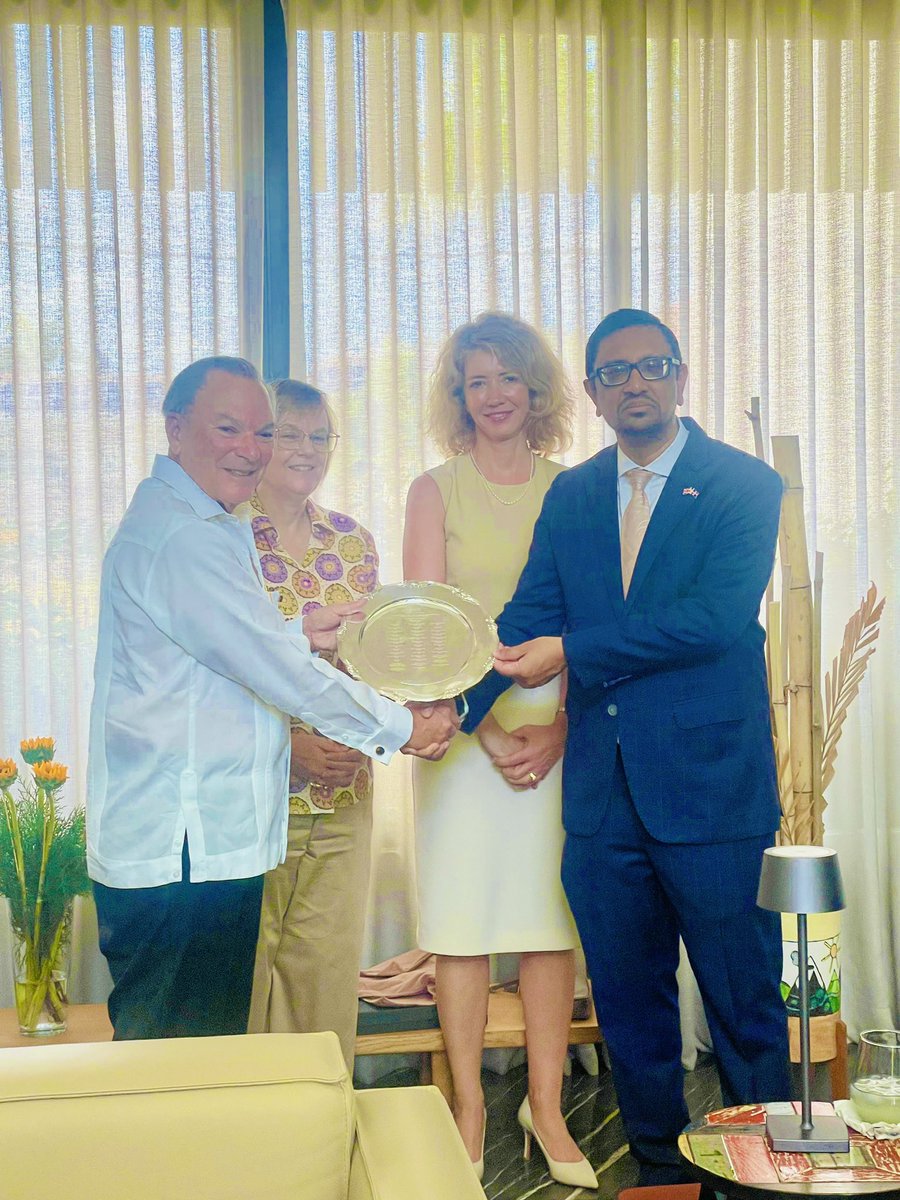 Hoy he tenido el honor de ser reconocido por mis honorables colegas del cuerpo diplomático con la “Bandeja de Plata”. Ha sido un privilegio servir a su lado y agradezco enormemente que hayan tomado de su tiempo para despedirme de una manera tan especial.