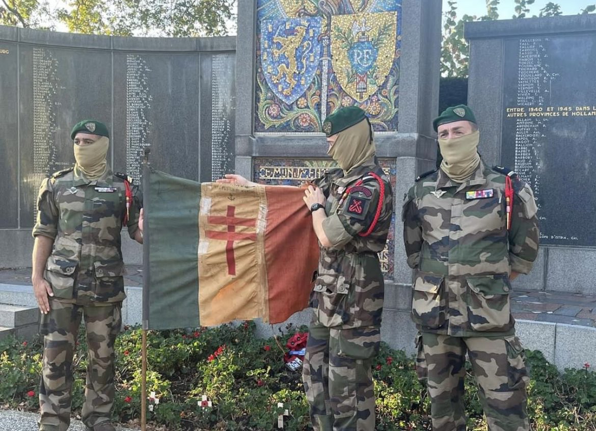 ForceSpecialeFr's tweet image. Commando marines rendant hommage à leurs aïeux décédés aux Pays-Bas. 

Au lendemain de la libération de la Normandie, les commandos français ont aussi participé à la libération de Flessingue et de l'île de Walcheren en automne 1944 🔱🇫🇷

#ForcesSpécialesFrançaises #FranceLibre