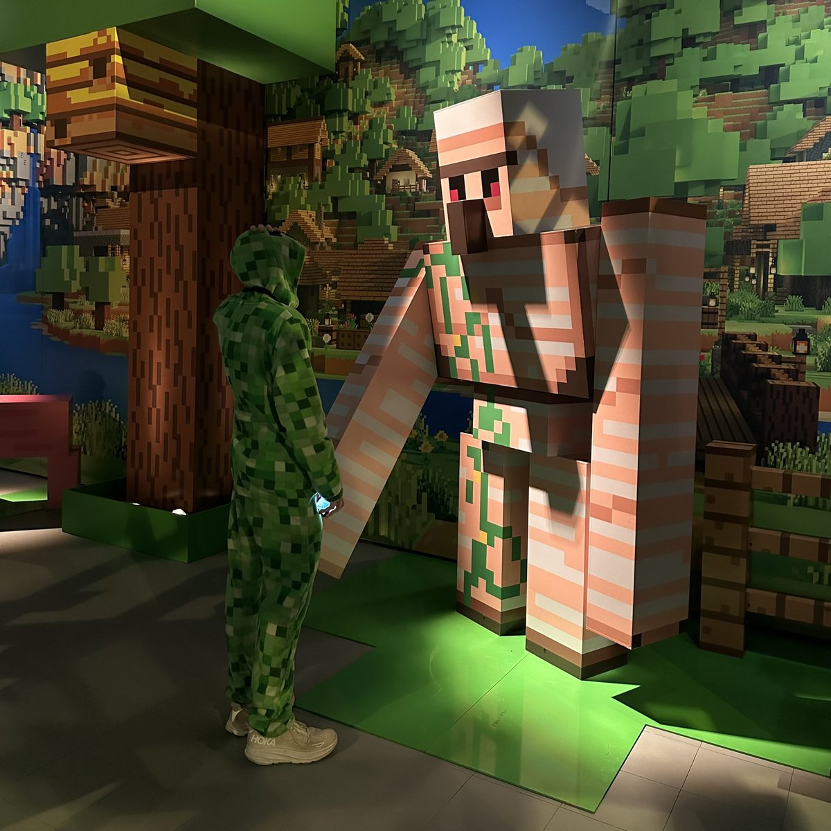 MinecraftExpIRL's tweet image. It’s Halloween week at the #MinecraftExperience 🎃If you are attending the experience this Wednesday or Thursday we invite you to dress up in your Minecraft Halloween costume to get a Minecraft themed treat! 🍬 #MinecraftDallas