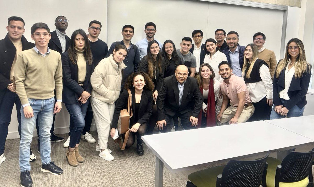 lcolmenaresr's tweet photo. Junto con este grupo de excelentes abogados compartimos tres semanas apasionantes en el curso de Hacienda Pública para la Especialización en Gestión Pública e Instituciones Administrativas de @Uniandes 
Muchas gracias por el entusiasmo, amabilidad y comprensión. 
Un abrazo y éxitos.
#LaOpinionDeColmenares