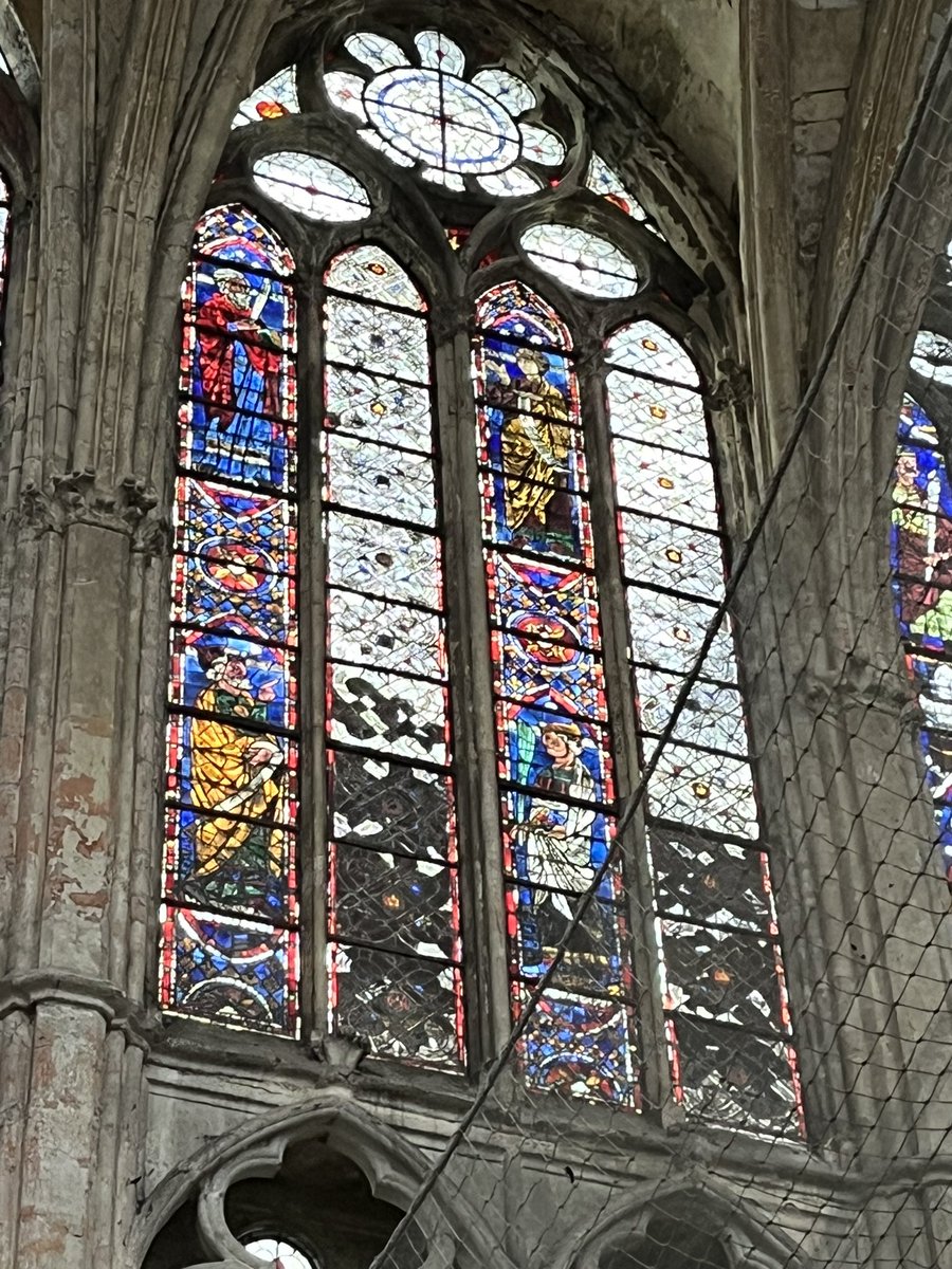 À Chartres, l’état de I’église Saint-Pierre, datant du XIIIe siècle, ornée de superbes vitraux médiévaux et renaissance, fait mal au cœur 💔😢 pourquoi la France refuse-t-elle de prendre soin d’un patrimoine unique au monde ?