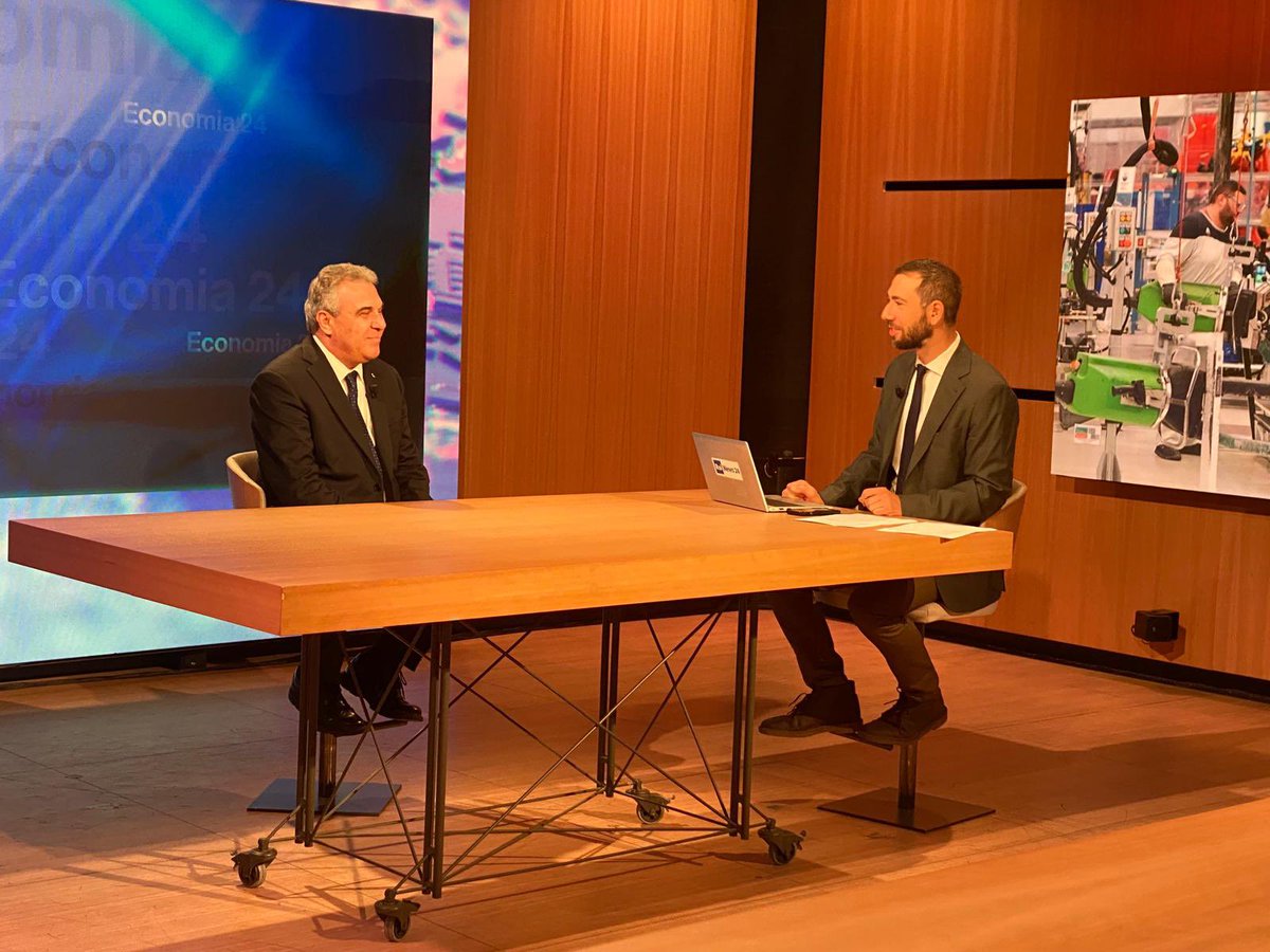 CislNazionale's tweet photo. Automotive: #LuigiSbarra a Rai News 24: “L'intera filiera dell'automotive va protetta e salvaguardata perché rappresenta un pezzo importante dell’industria europea e nazionale. Bisogna costruire le condizioni per dare una gradualita' alla transizione per realizzare investimenti , governare le riconversioni e difendere tutti i posti di lavoro diretti e dell’indotto.
Stellantis deve dare risposte concrete sull’aumento della capacità produttiva, nuovi modelli, investimenti in Italia che assicurino la saturazione degli stabilimenti. Nessun incentivo dello Stato se non ci sarà un serio e credibile piano industriale ed un impegno concreto  per il rilancio delle produzioni  e la difesa  dei posti di lavoro in tutti i siti. Non condividiamo assolutamente il taglio al fondo automotive, operazione che il governo deve recuperare”.