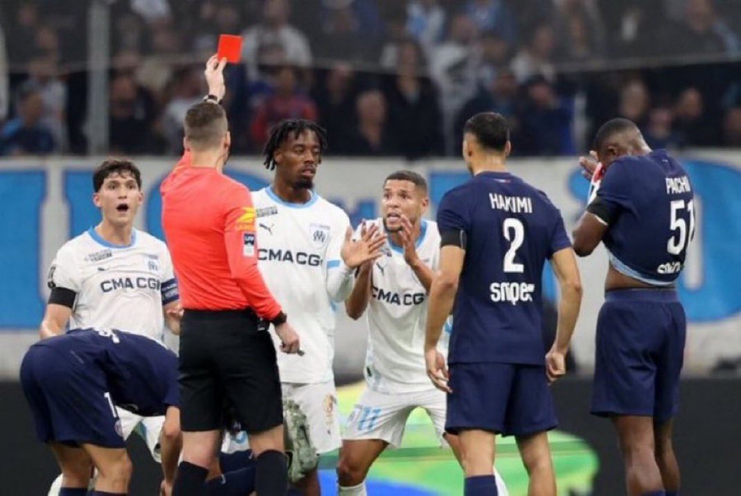 Embou_13's tweet photo. Cornelius double jaune pour trop de temps à tiré un cf.

Balerdi double jaune pour une faute de Lacazette.

Maupay double jaune pour une faute imaginaire sur le premier.

Harit rouge pour avoir fait un contrôle.

9 matchs, 4 cartons rouge et aucun n’est valable, AUCUN. https://t.co/Q3Y0DBCa7w