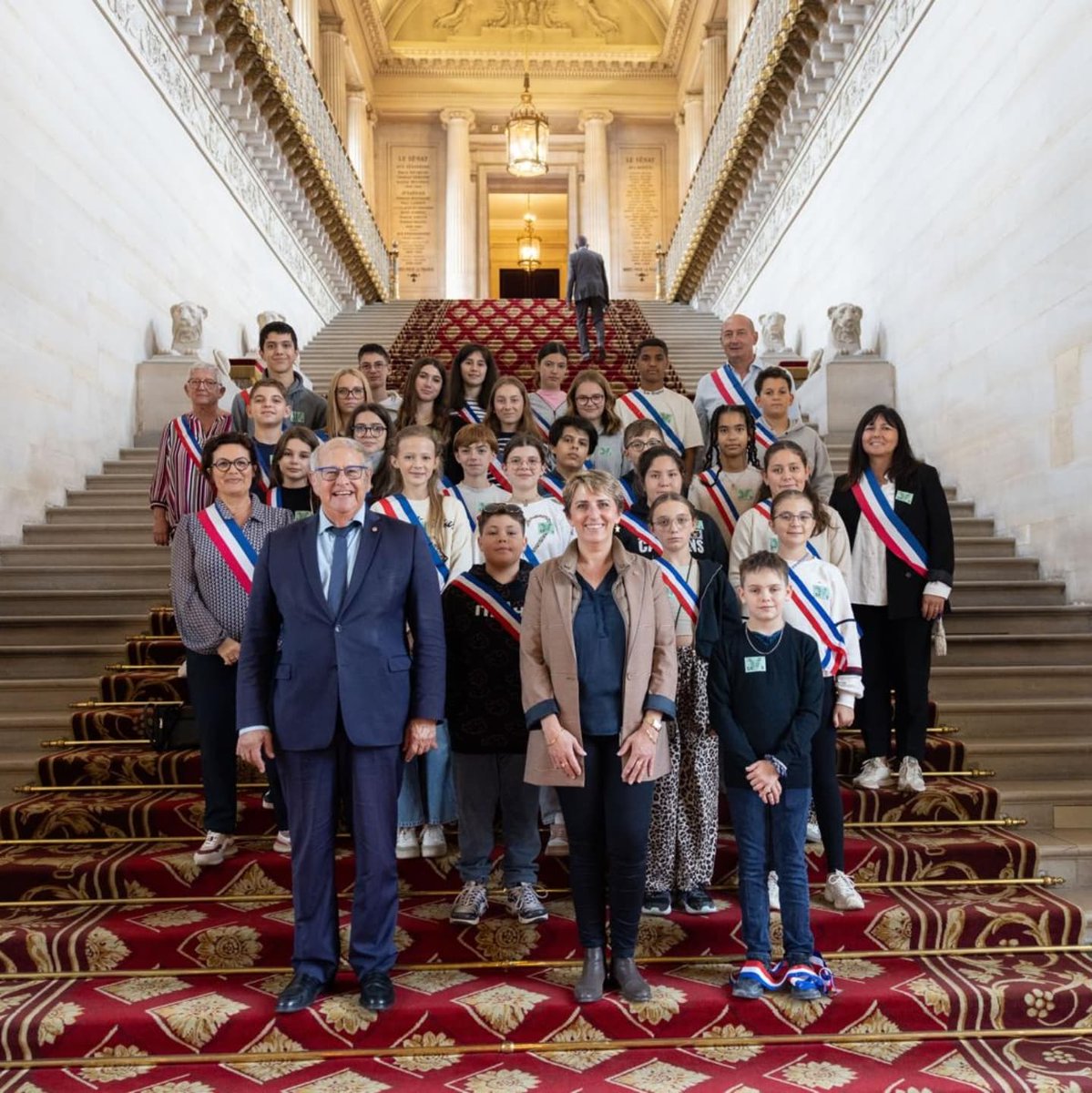 LaurianeJosende's tweet photo. Heureuse d’accueillir avec @JeanSOL__ le Conseil Municipal des Enfants de Bompas au @Senat Escalier d’honneur, hémicycle, bibliothèque… une immersion dans notre vie démocratique 🇫🇷 🏛
Merci à eux et aux élus qui les ont accompagnés ! 😊 #NosPO #Bompas #jeunesse #Sénat https://t.co/gLMMqRrZuW