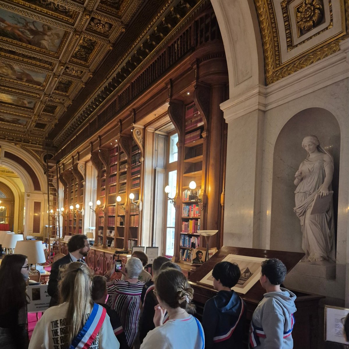 LaurianeJosende's tweet photo. Heureuse d’accueillir avec @JeanSOL__ le Conseil Municipal des Enfants de Bompas au @Senat Escalier d’honneur, hémicycle, bibliothèque… une immersion dans notre vie démocratique 🇫🇷 🏛
Merci à eux et aux élus qui les ont accompagnés ! 😊 #NosPO #Bompas #jeunesse #Sénat https://t.co/gLMMqRrZuW