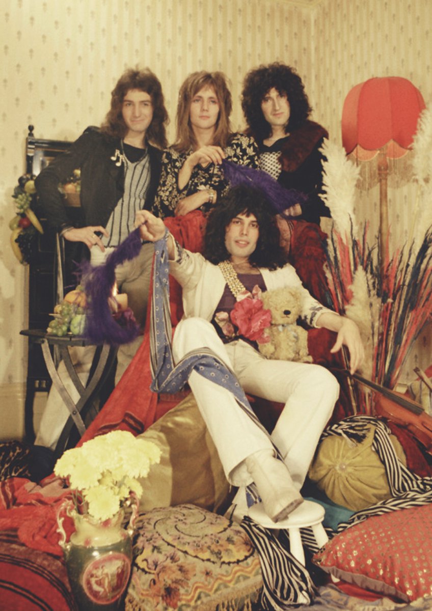 👑 Queen’s first ever poster!
Based on a Douglas Puddifoot photograph taken at Freddie’s flat in Holland Road, March 17th 1973. The band staged the photo session themselves, using many props from the famed Biba shop in Kensington.
📸Credit: Douglas Puddifoot

Image taken from