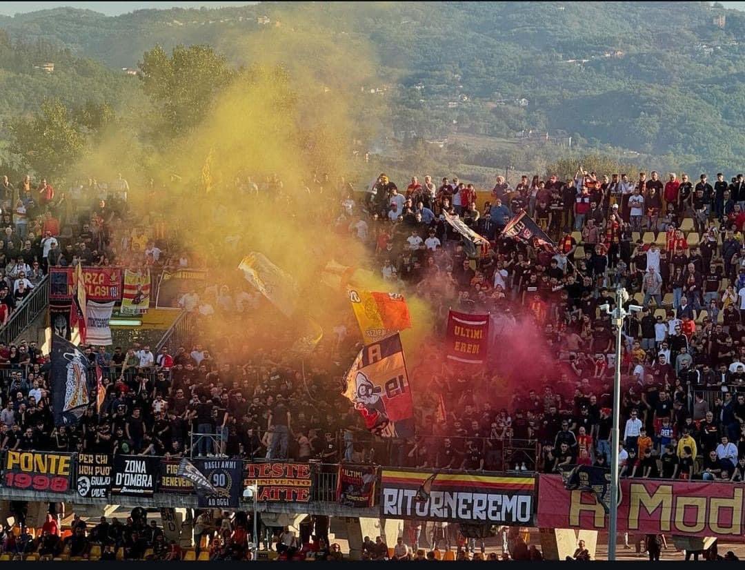 ultras1899_'s tweet photo. Benevento - Casertana .#CurvaSud #utras #Benevento #BeneventoCasertana Serie C (27.10.24) https://t.co/Dh3UdqJXp5
